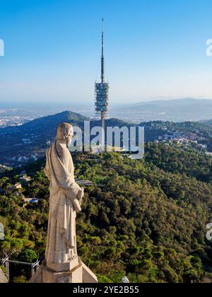 Scultura al Tempio espiatori del Sagrat Cor e Torre de Collserola, Monte Tibidabo, Barcellona, Catalogna, Spagna Foto Stock