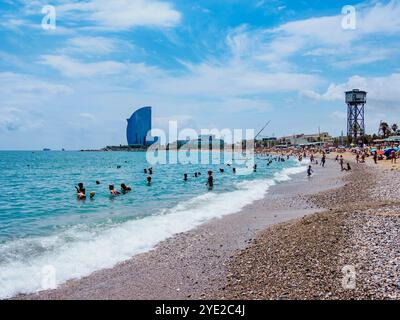 Vista verso il W Hotel, la Barceloneta Beach, Barcellona, Catalogna, Spagna Foto Stock