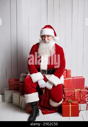 Babbo Natale seduto su una pila di regali di natale Foto Stock