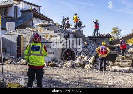 Portata internazionale del controllo delle catastrofi con più di 1000 soccorritori. Stanno provando un'emergenza dopo un fittizio terremoto sulla Foto Stock