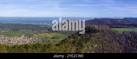 Albtrauf dell'Alb Svevo in autunno, vista aerea. Foto panoramica. Paesaggio vicino a Beuren, Baden-Wuerttemberg, Germania, Europa Foto Stock