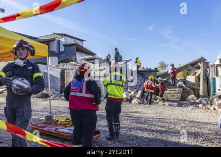 Portata internazionale del controllo delle catastrofi con più di 1000 soccorritori. Stanno provando un'emergenza dopo un fittizio terremoto sulla Foto Stock