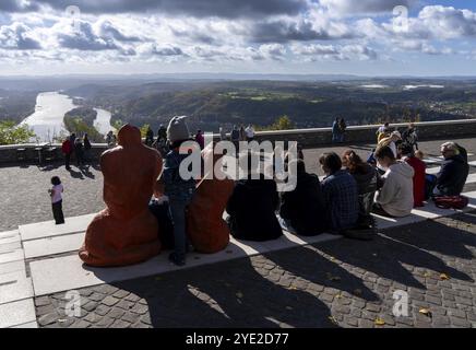 Vista dall'altopiano di Drachenfels, sul Reno a sud, turisti, il Drachenfels è una montagna nel Siebengebirge sul Reno tra Bad ho Foto Stock