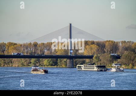 Friedrich Ebert Bridge sul Reno vicino a Bonn, noto anche come North Bridge, ponte autostradale sulla A565, ponte strallato, navi da carico, nord Foto Stock