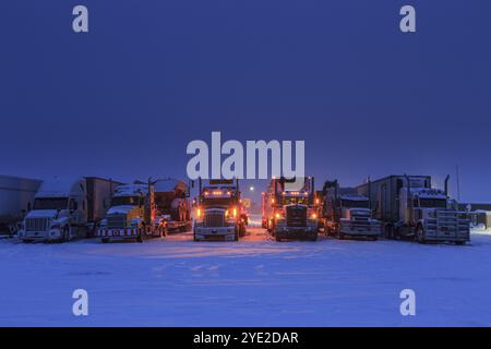 Camion, camion, motore acceso, neve, inverno, Cold, Arctic, Eagle Plaines, Dempster Highway, Yukon, Canada, Nord America Foto Stock