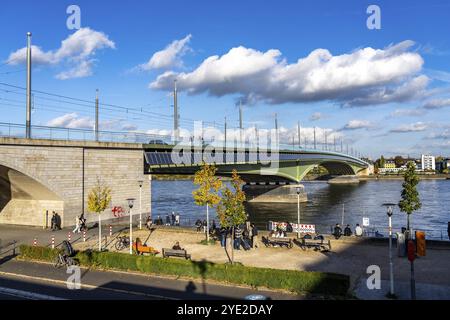 Il ponte Kennedy, al centro dei 3 ponti sul Reno di Bonn, collega il centro di Bonn con il distretto di Beuel, la strada federale B56, le linee della metropolitana leggera e la f Foto Stock