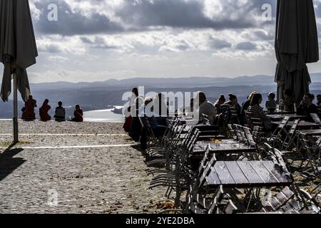 Vista dall'altopiano di Drachenfels, sul Reno a sud, turisti, il Drachenfels è una montagna nel Siebengebirge sul Reno tra Bad ho Foto Stock