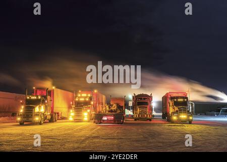 Camion, camion, motore acceso, neve, inverno, Cold, Arctic, Night shot, Eagle Plaines, Dempster Highway, Yukon, Canada, Nord America Foto Stock