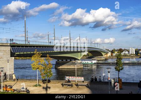 Il ponte Kennedy, al centro dei 3 ponti sul Reno di Bonn, collega il centro di Bonn con il quartiere di Beuel, strada federale B56, linee della metropolitana leggera AN Foto Stock