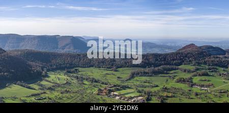 Albtrauf dell'Alb Svevo in autunno, vista aerea. Foto panoramica. Paesaggio con frutteti vicino a Neuen, Baden-Wuerttemberg, Germania, Europa Foto Stock