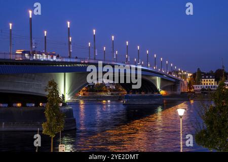 Il ponte Kennedy, al centro dei 3 ponti sul Reno di Bonn, collega il centro di Bonn con il distretto di Beuel, la strada federale B56, le linee della metropolitana leggera e la f Foto Stock