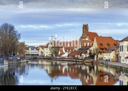 Vista del fiume Isar con la Chiesa dello Spirito Santo a Landshut, Germania, Europa Foto Stock