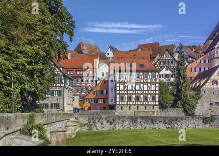 Case a graticcio lungo il fiume Kocher a Schwabisch Hall, Germania Foto Stock