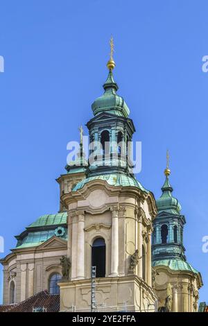 La chiesa di San Nicola nella Piazza della città Vecchia è costruita in stile barocco, Praga, repubblica Ceca Foto Stock