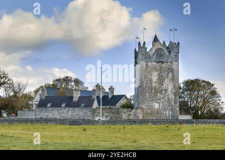 Il castello di Claregalway è una torre anglo-normanna del XV secolo completamente restaurata, contea di Galway, Irlanda, Europa Foto Stock