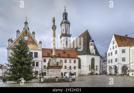 St. George è una chiesa parrocchiale situata a Marienplatz a Frisinga, Germania, Europa Foto Stock