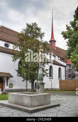 Fontana nel cortile della Chiesa Francescana a Lucerna, Svizzera, Europa Foto Stock