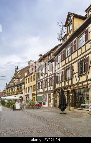 Via con storiche case in legno a Obernai, Alsazia, Francia, Europa Foto Stock