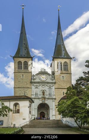 La chiesa di San Leodegar è la chiesa più importante e un punto di riferimento nella città di Lucerna, Svizzera, Europa Foto Stock