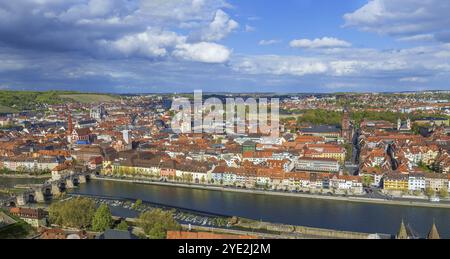 Vista panoramica del centro storico di Wurzburg dalla Fortezza di Marienberg, Germania, Europa Foto Stock