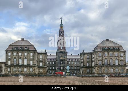 Il palazzo di Christiansborg, nel centro di Copenaghen, è la sede del Parlamento danese, dell'Ufficio del primo ministro danese e della Corte suprema danese, De Foto Stock