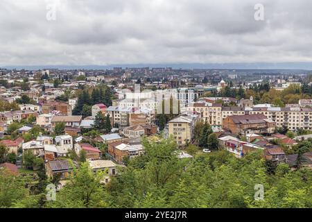 Vista della città di Kutaisi dalla cattedrale di Bagrati, Georgia, Asia Foto Stock