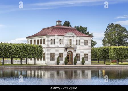 Marly Palace nel parco inferiore di Peterhof, Russia, Europa Foto Stock