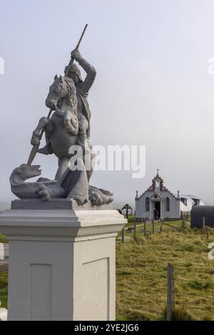 St George Sculpture, War Memorial, memoriale di guerra di fronte alla cappella italiana, Lamb Holm, Orcadi, Scozia, Gran Bretagna Foto Stock