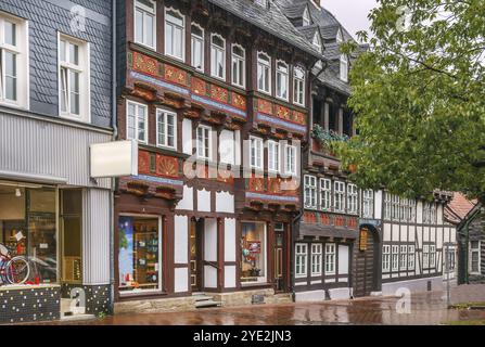 Strada con vecchie case decorative a Goslar, Germania, Europa Foto Stock