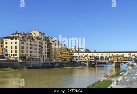 Il Ponte Vecchio è un ponte ad arco segmentale in pietra medievale a spandrel chiuso sul fiume Arno a Firenze, Italia, Europa Foto Stock