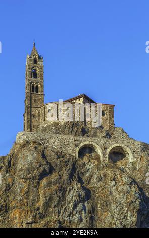 Saint-Michel d'Aiguilhe (San Michele dell'ago) è una cappella sulla roccia a le Puy-en-Velay, Francia, Europa Foto Stock