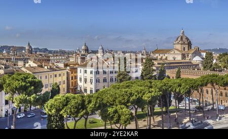 Vista panoramica aerea di Roma con la chiesa del Gesu dal Monumento a Vittorio Emanuele II, Roma, Italia, Europa Foto Stock