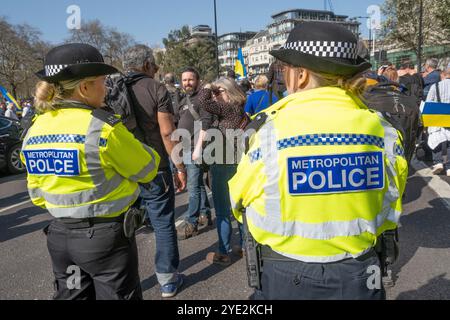 Londra, Regno Unito. 26 marzo 2022. Due agenti di polizia metropolitana in servizio per monitorare e scortare folle di manifestanti durante una manifestazione pro Ucraina per le strade del centro di Londra. Foto Stock