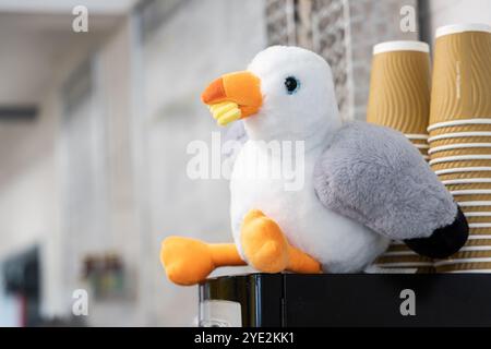 uccello giocattolo con un chip nel becco Foto Stock