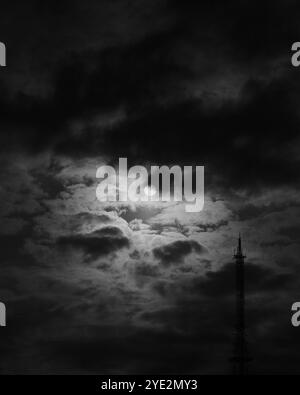 Sole buio in città Foto Stock