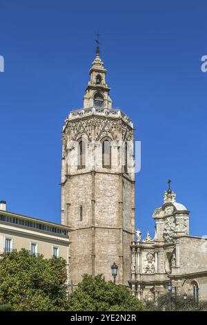 Vista della Cattedrale di Valencia o della Basilica dell'assunzione di nostra Signora di Valencia da Plaza de la Reina, Spagna, Europa Foto Stock