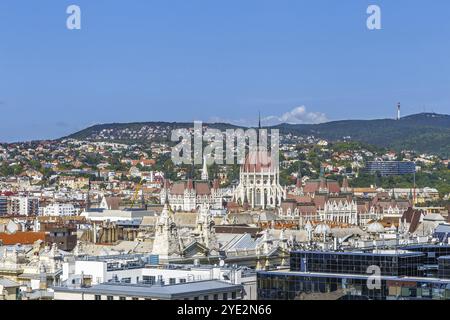 Vista di Budapest con l'edificio del Parlamento ungherese dalla Basilica di Santo Stefano, Ungheria, Europa Foto Stock