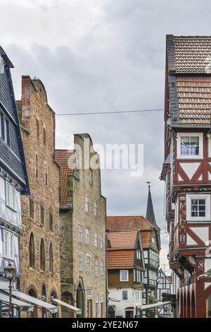 Strada con antiche e pittoresche case in legno a Fritzlar, Germania, Europa Foto Stock