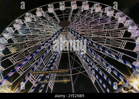 La ruota panoramica sul lungomare di notte a Felixstowe, Suffolk, Regno Unito Foto Stock