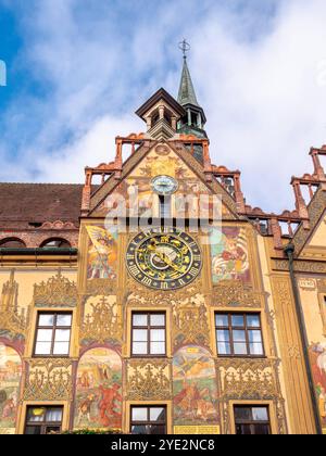 Astronomische Uhr an der mit Fresken bemalte Fassade des Ulmer Rathauses, Renaissancestil, Ulma, Baden-Württemberg, Deutschland Astronomische Uhr an de Foto Stock