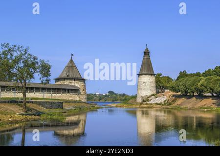 Torri alte e piane a Pskov Krom (Cremlino), Russia, vista dal fiume Pskova, Europa Foto Stock