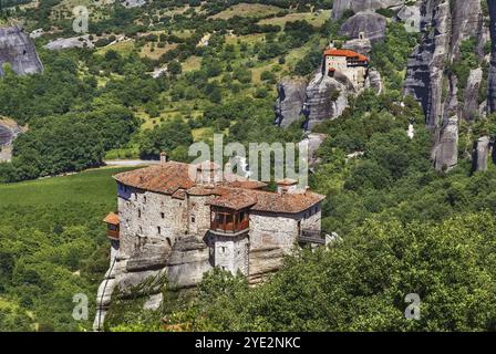 Paesaggio con i monasteri di Rousanou e Nikolaos a Meteora, Grecia, Europa Foto Stock