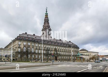 Il Palazzo di Christiansborg, nel centro di Copenaghen, è la sede del Parlamento danese, dell'Ufficio del primo Ministro danese e della Corte suprema danese Foto Stock