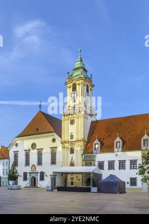 Il vecchio municipio è un complesso di edifici del XIV secolo nella città vecchia di Bratislava, Slovacchia, Europa Foto Stock