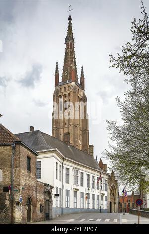 Chiesa di nostra Signora a Bruges, Belgio. La sua torre, alta 122,3 metri (401 piedi), rimane la struttura più alta della città e la seconda più alta Foto Stock