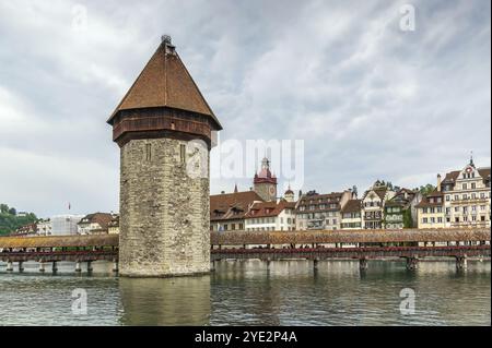 Kapellbrucke (Ponte della Cappella) è un ponte pedonale coperto di legno che si estende diagonalmente attraverso il fiume Reuss nella città di Lucerna, Svizzera, Europa Foto Stock