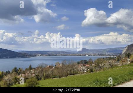 Paesaggio con lago Annecy naer città di Annecy, Francia, Europa Foto Stock