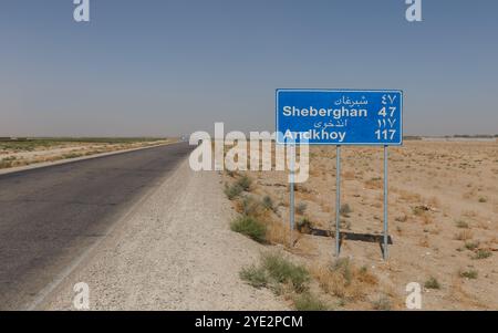 Provincia di Jowzjan, Afghanistan - 29 agosto 2024: Segnale stradale in Afghanistan. Un cartello indicante la distanza dalla città di Sheberghan e Andkhoy. Foto Stock