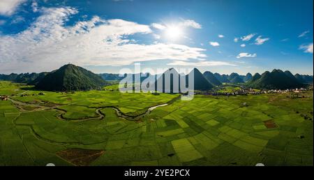 Vista aerea con drone della valle del campo di riso Bac Son al tramonto, Lang Son, Vietnam Foto Stock