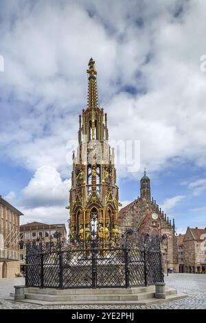 Schoner Brunnen (bella fontana) è una fontana del XIV secolo situata nella piazza principale del mercato di Norimberga, la Germania, l'Europa Foto Stock